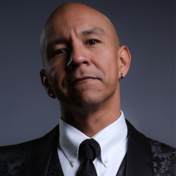 Headshot of opera baritone singer Octavio Moreno with Arizona Opera